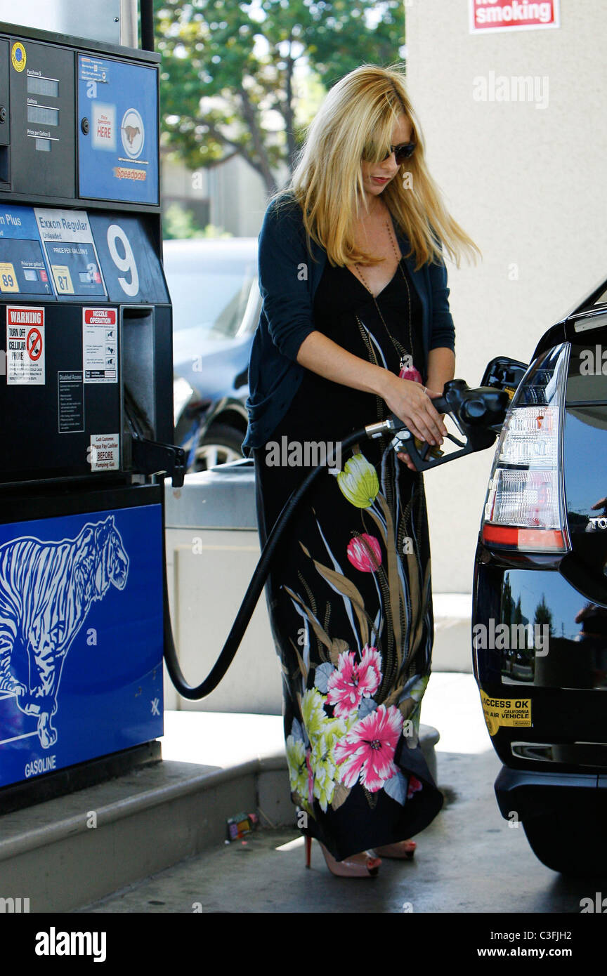 A very pregnant Sarah Michelle Gellar, wearing a long flower-patterned