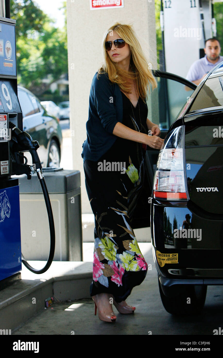 A very pregnant Sarah Michelle Gellar, wearing a long flower-patterned