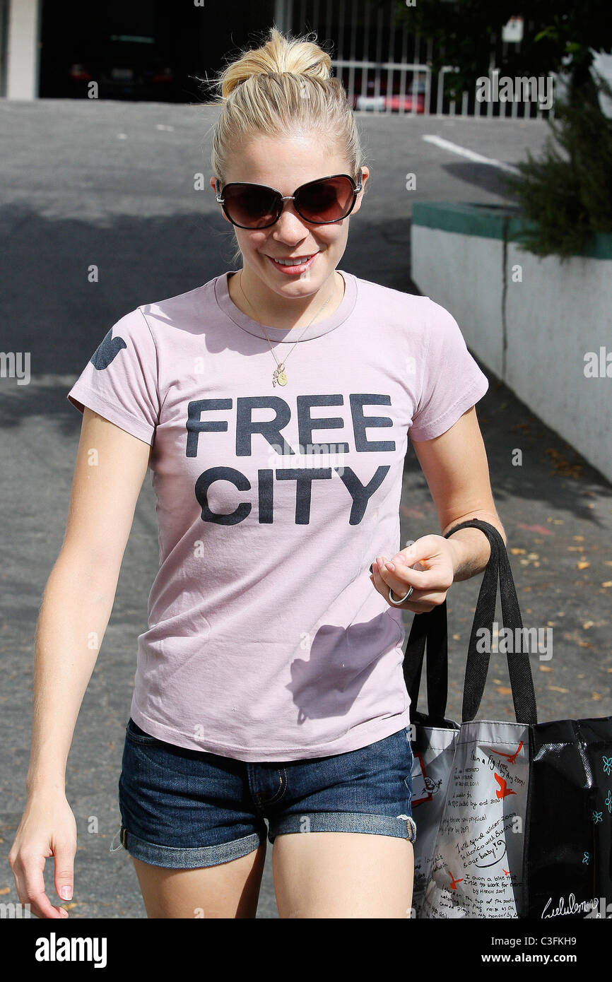 LeAnn Rimes picks up her laundry from the cleaners in Brentwood Los