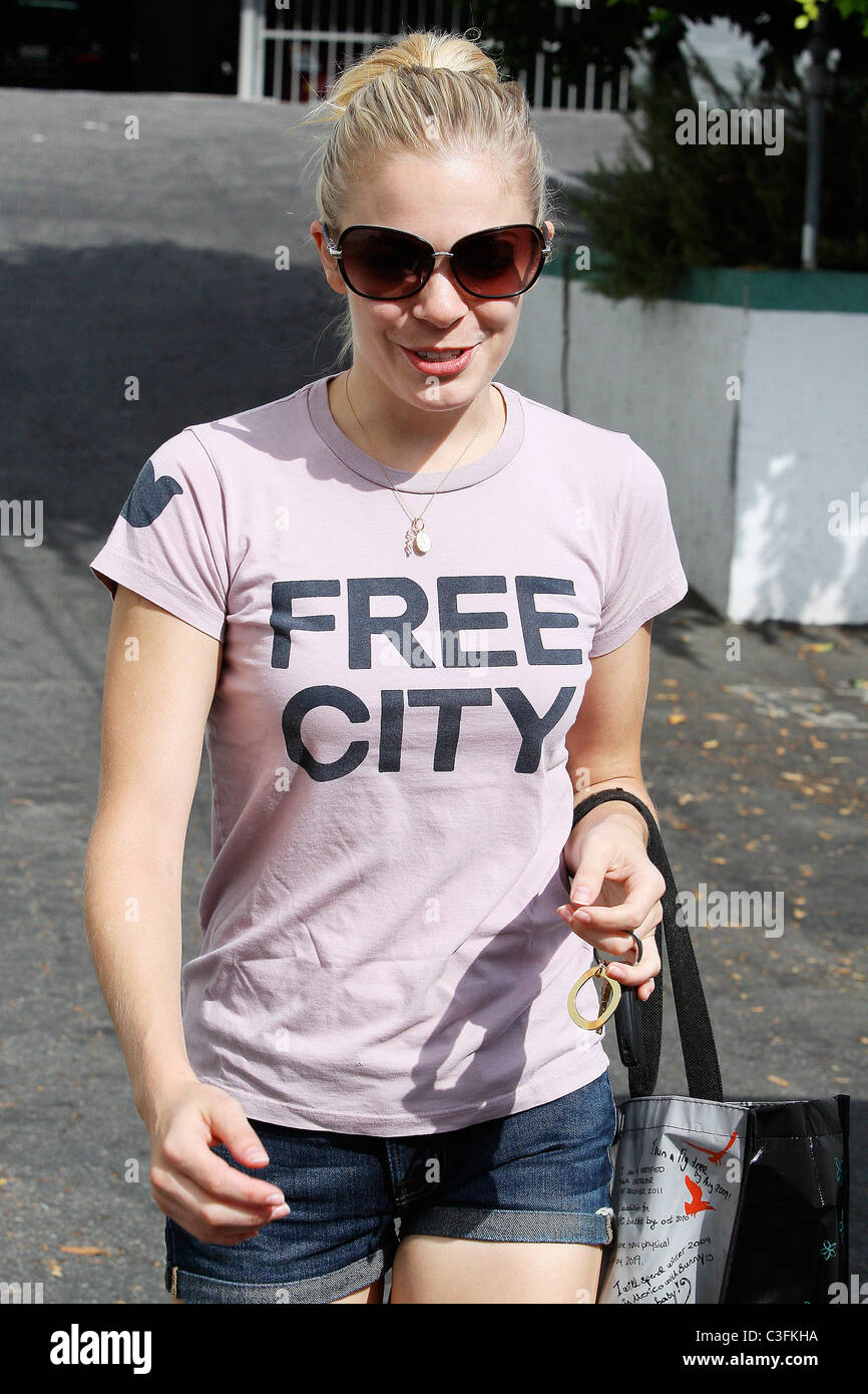 LeAnn Rimes picks up her laundry from the cleaners in Brentwood Los