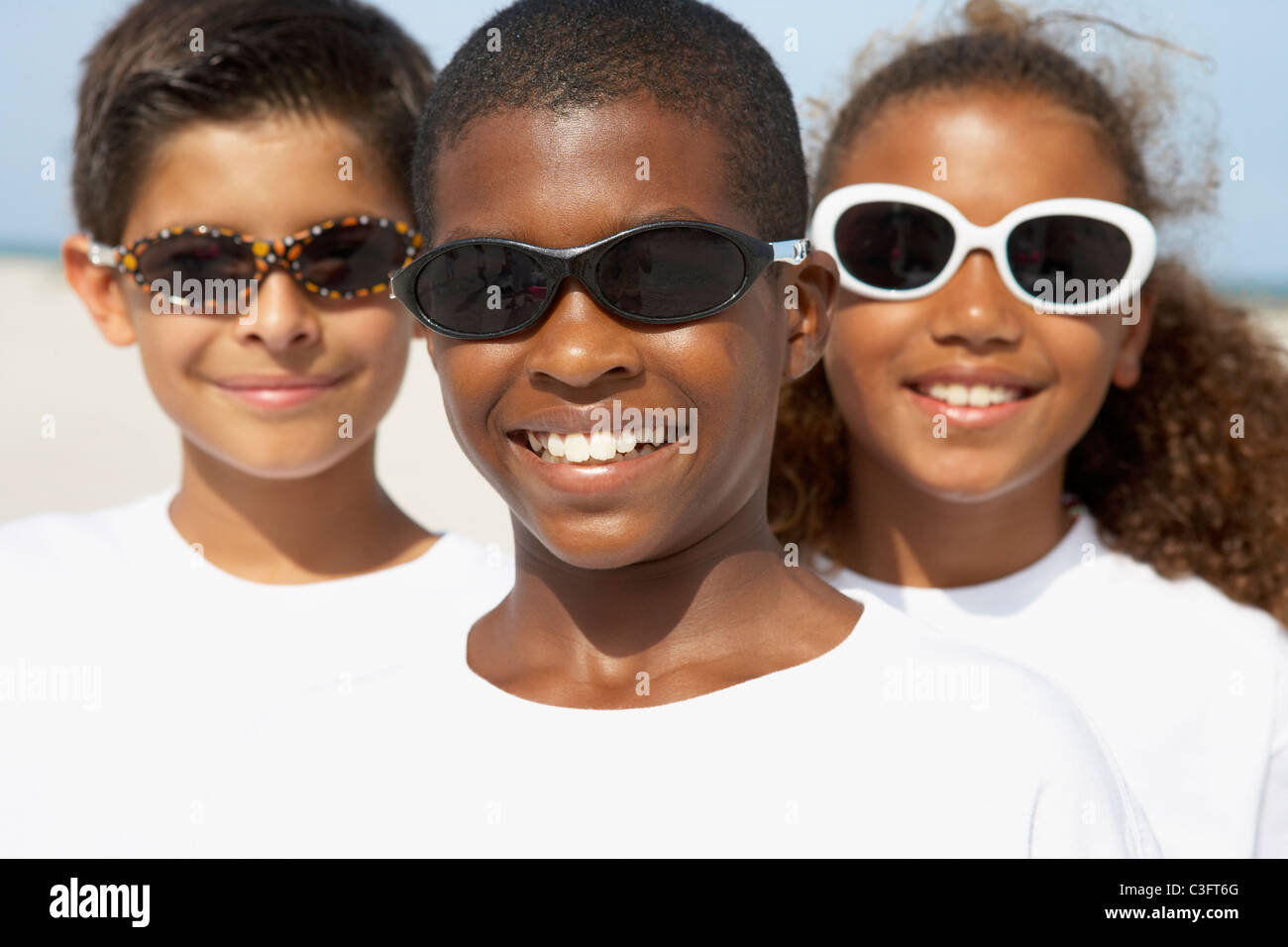 Smiling children wearing sunglasses Stock Photo Alamy
