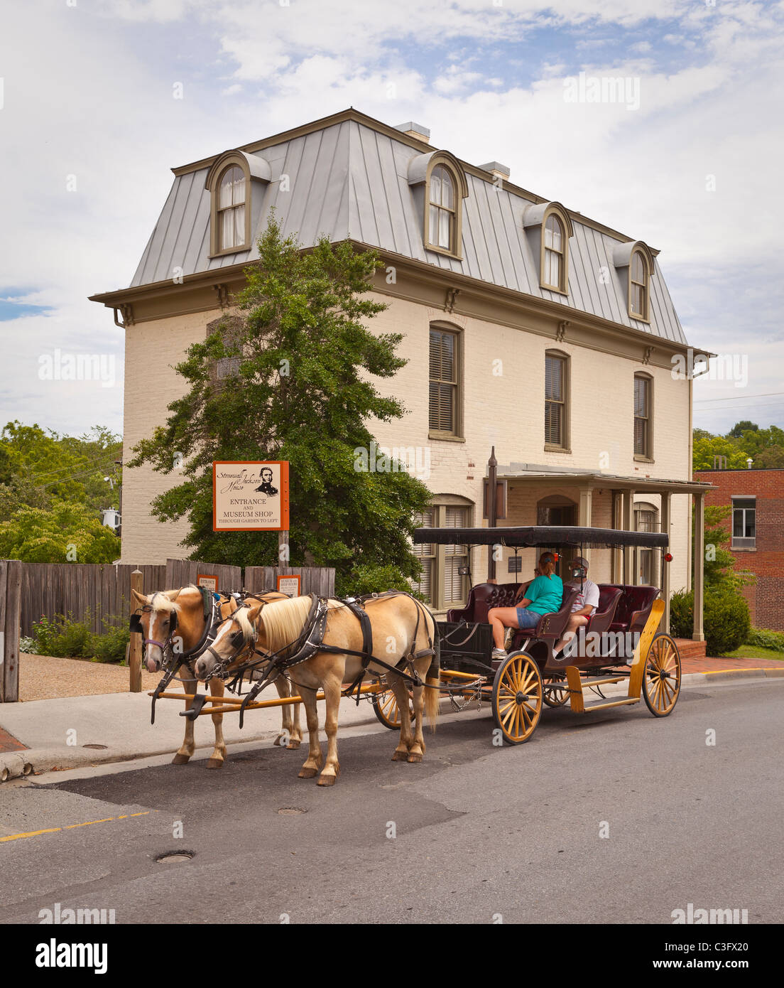 LEXINGTON, VIRGINIA, USA - Horse-drawn carriage at Davidson-Tucker House, built 1888. Stock Photo