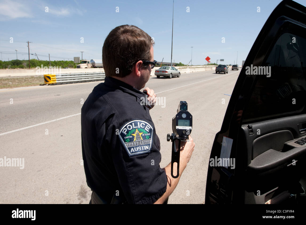 https://c8.alamy.com/comp/C3FYR4/male-police-officer-uses-radar-speed-gun-to-catch-speeding-drivers-C3FYR4.jpg