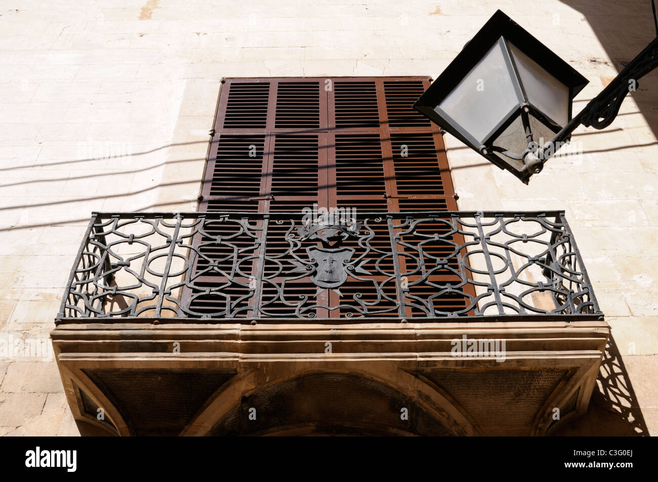 Schmiedeeiserner Balkon, Altstadt von Palma, Mallorca, Spanien. - Wrought-iron balcony, old town of Palma, Majorca, Spain. Stock Photo