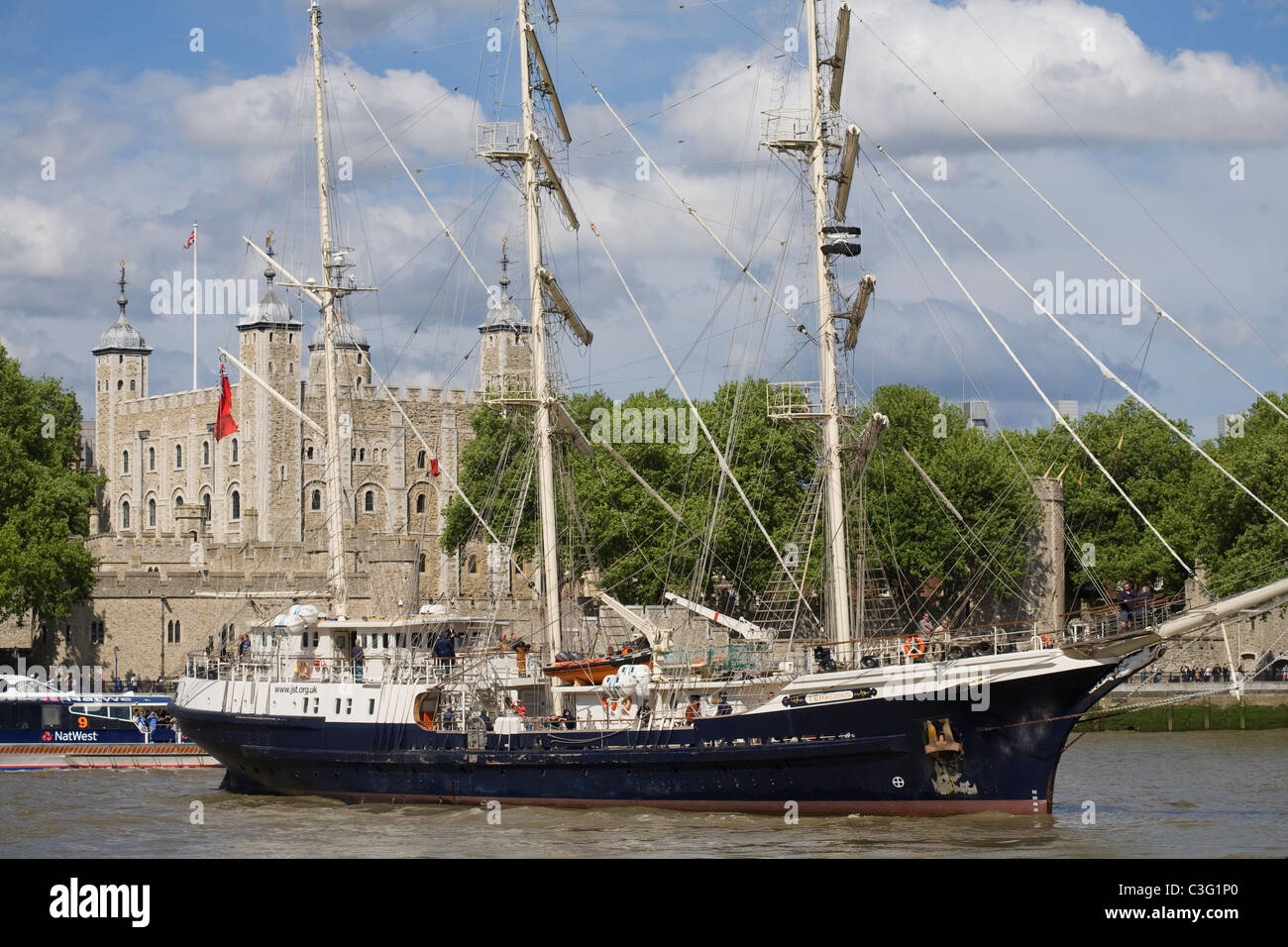 tall ship SV Tenacious the tower of London in the background Jubilee Sailing Trust sailing ship Stock Photo
