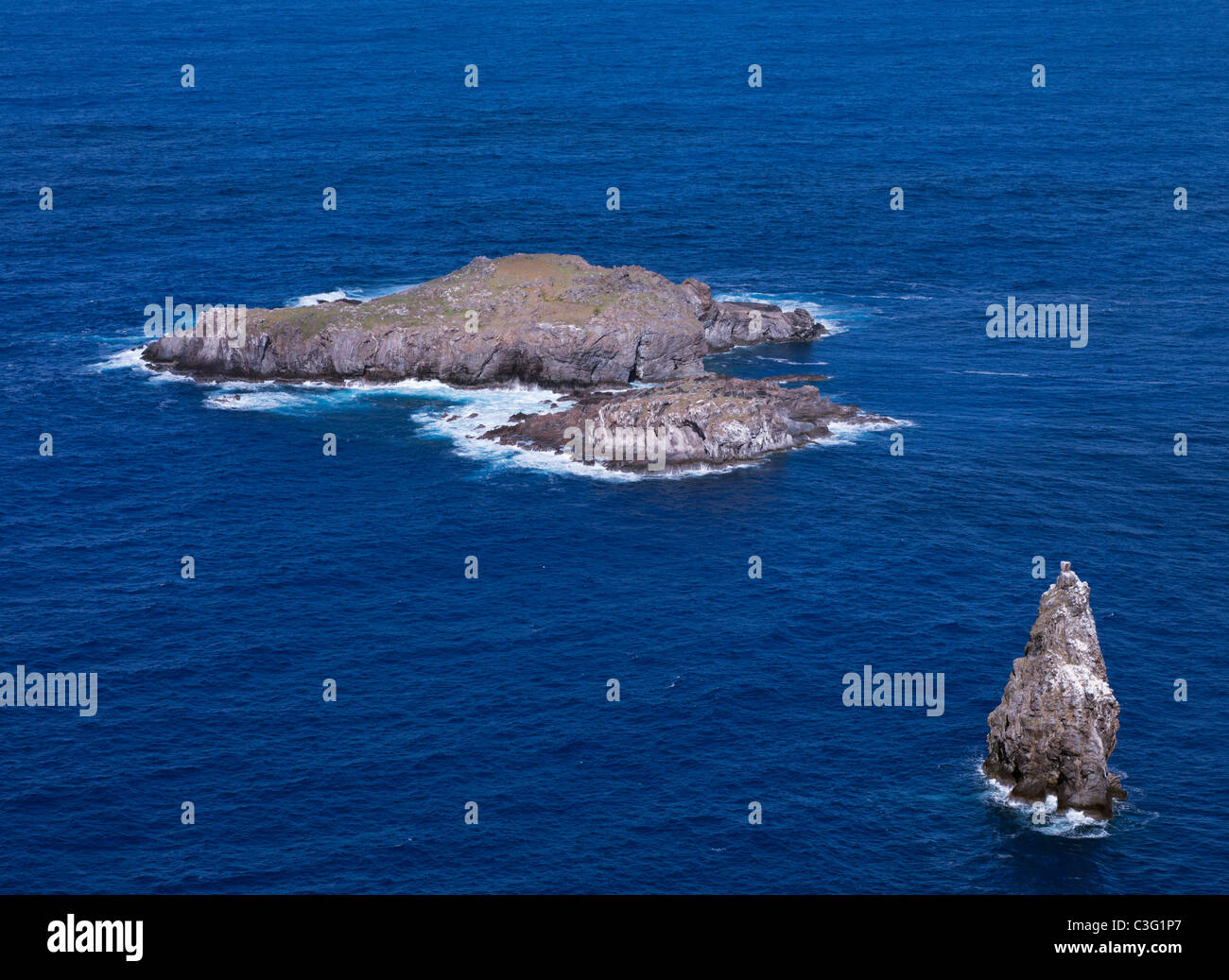Motu Iti between the larger Motu Nui and the sea stack of Motu Kao Kao