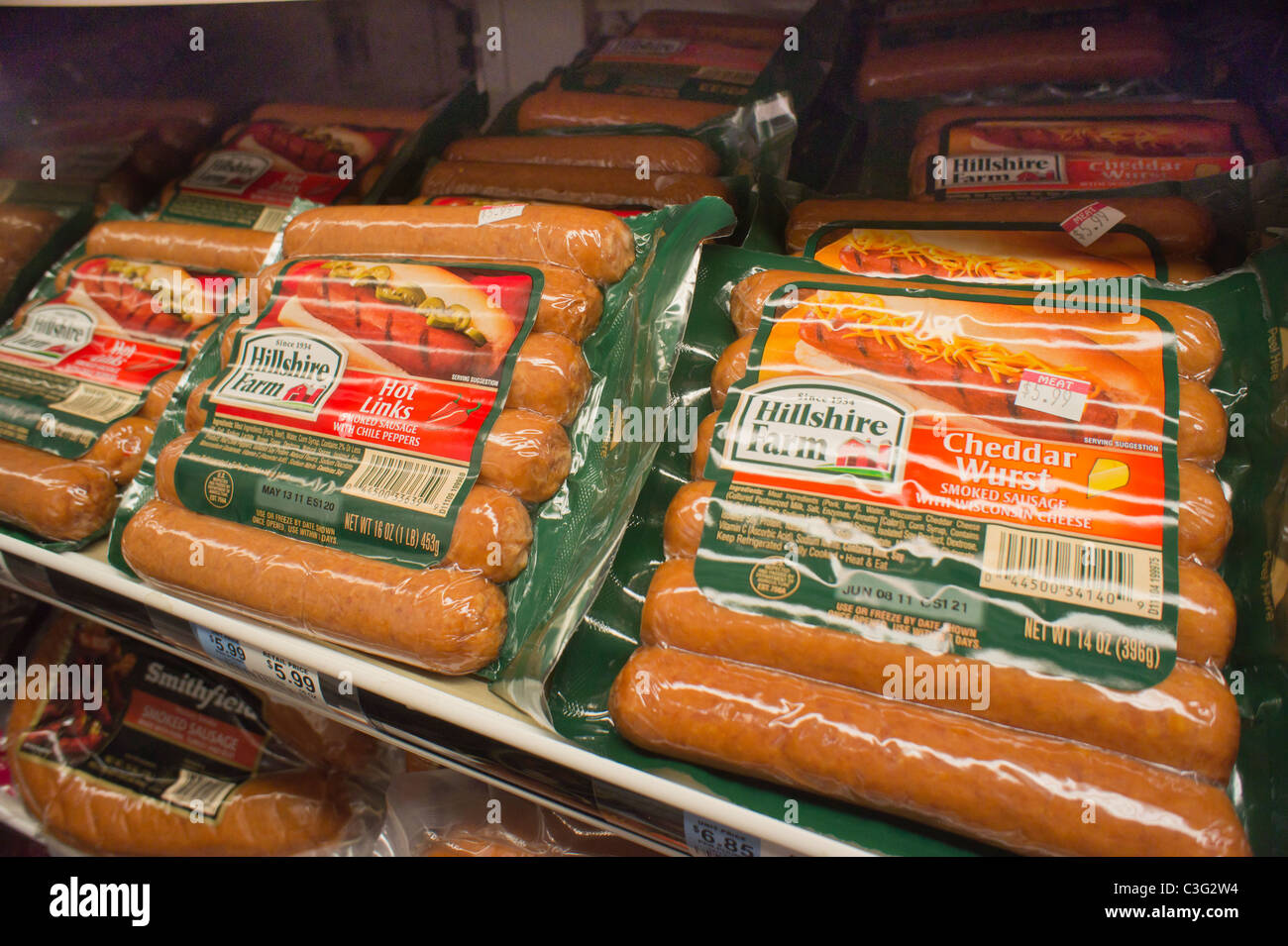 Shiloh, IL-July 10, 2021; red and neutral plastic container of roast beef lunch  meat branded Hillshire Farm sits on shelf display in refrigerator sect  Stock Photo - Alamy