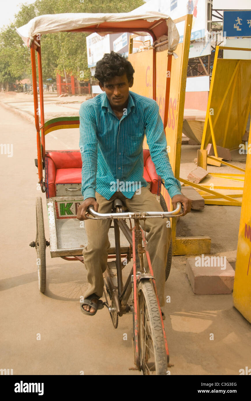 Rickshaw puller on a street, Chandni Chowk, Delhi, India Stock Photo