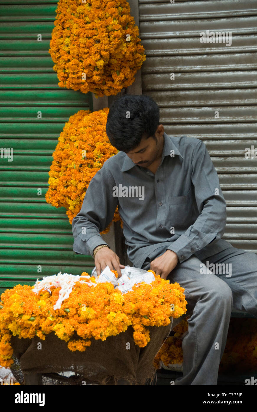 Florist selling garlands at a street market, Chandni Chowk, Delhi, India Stock Photo