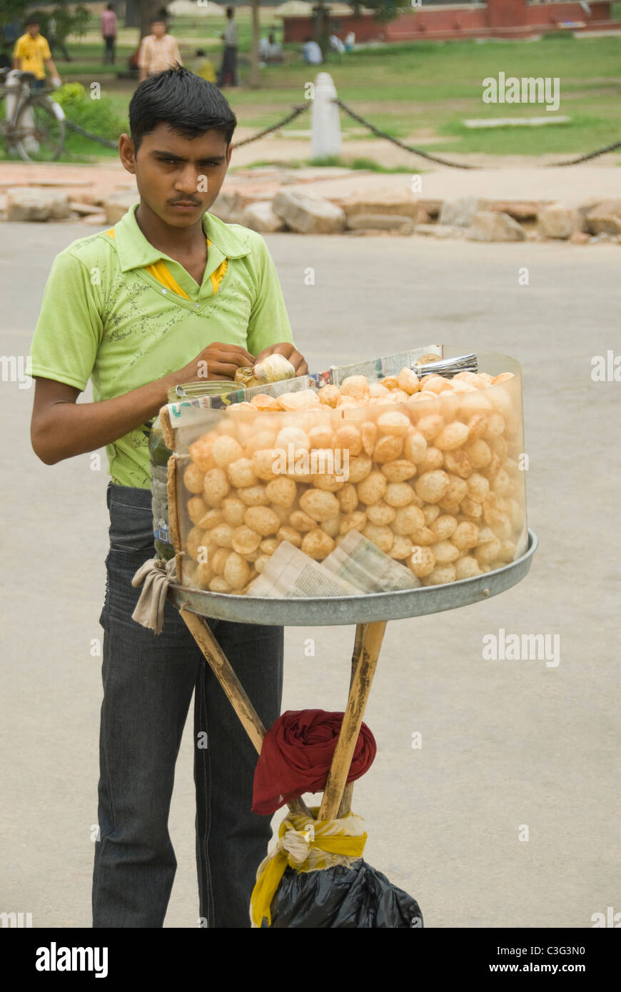 Vendor selling panipuri at a food stall, India Gate, New Delhi, India Stock Photo
