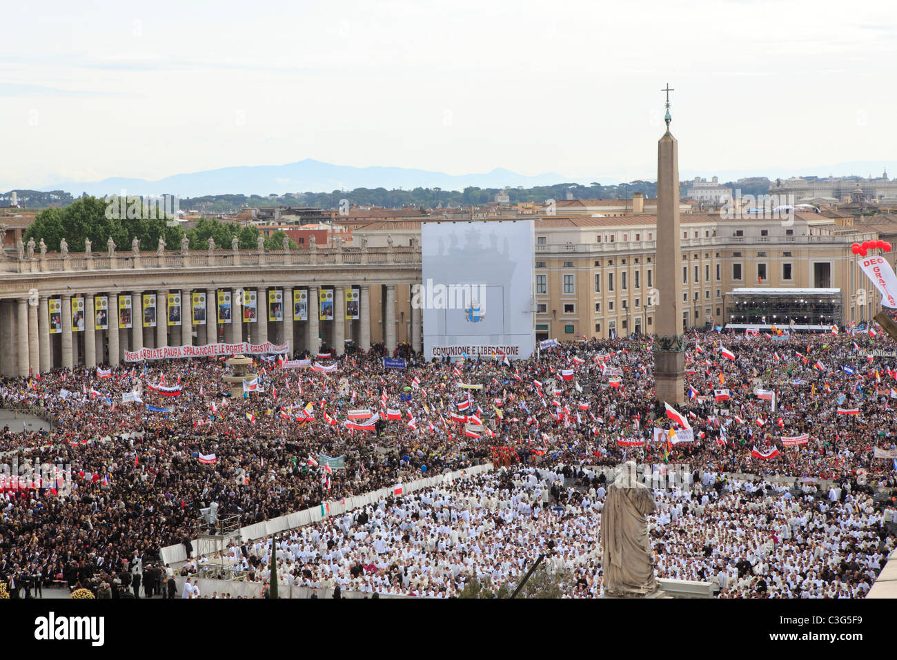 Crowds in Saint Peters square celebrating the beatification of Pope ...