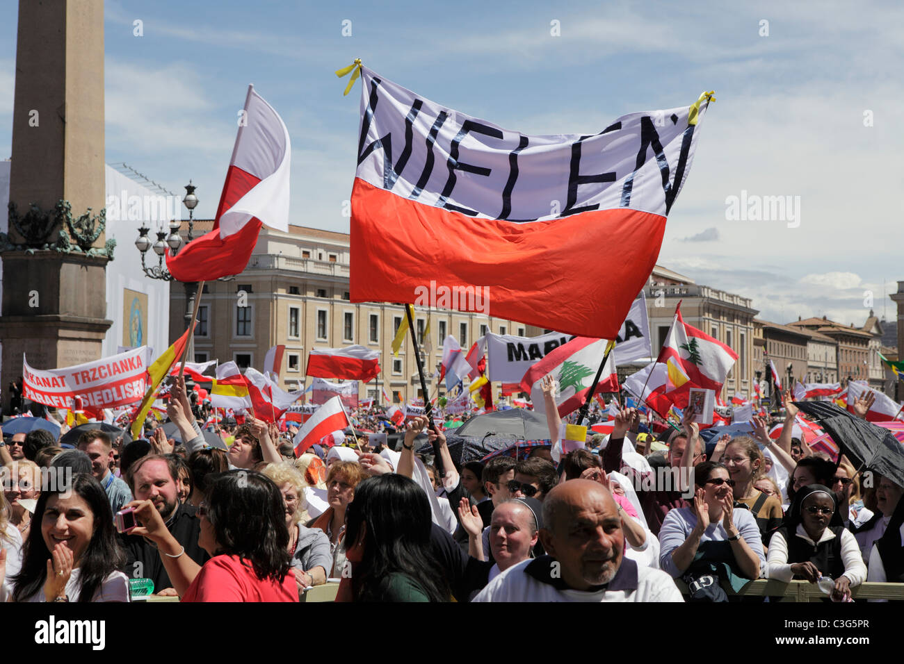 Crowds in Saint Peters square celebrating the beatification of Pope ...