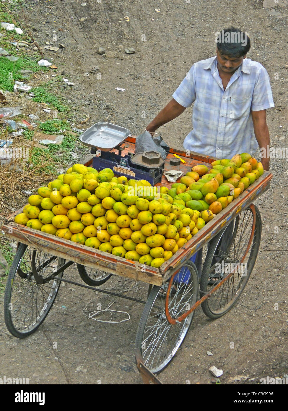 A hawker is selling Mangoes on a barrow, Maharashtra, India Stock Photo