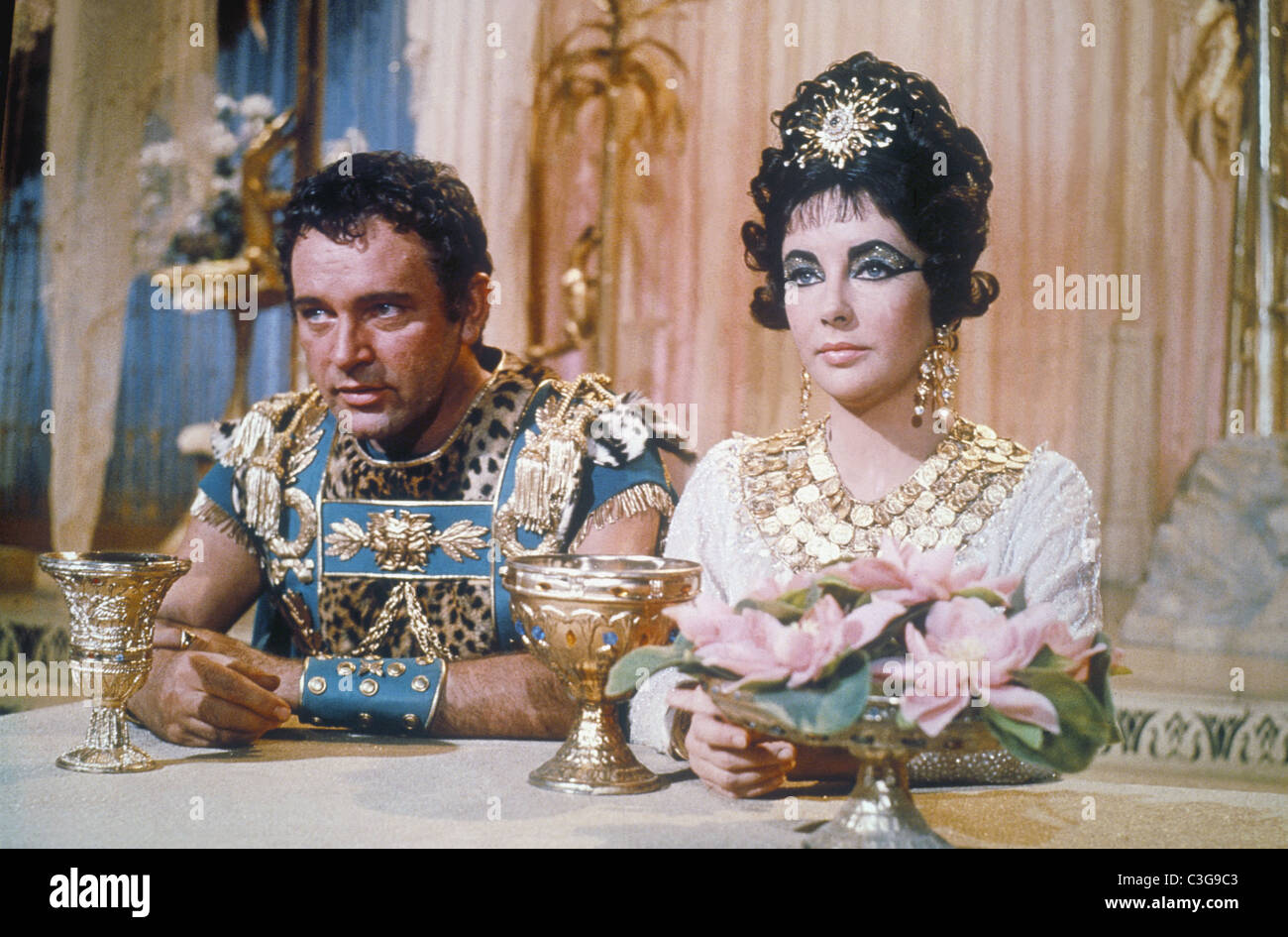 Cleopatra  Year: 1963 - UK / USA  Elizabeth Taylor Richard Burton Director : Joseph L. Mankiewicz Stock Photo
