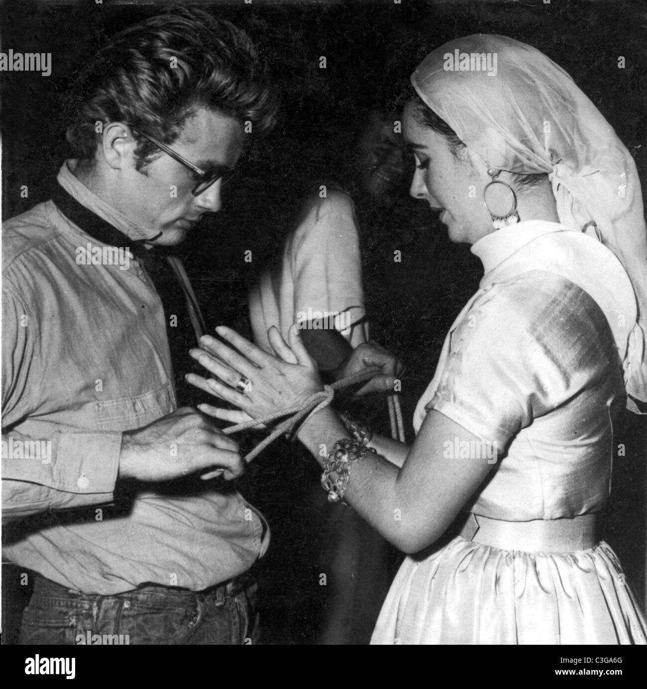 James Dean, Elizabeth Taylor on the set of Giant Year: 1956 USA  Director: George Stevens Stock Photo