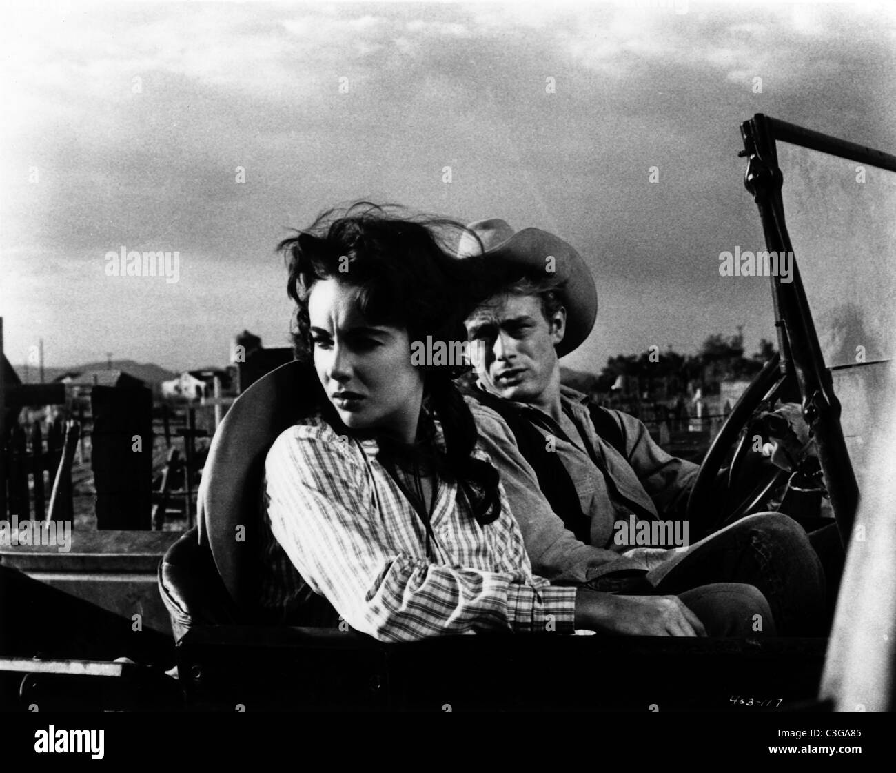 Giant Year: 1956 USA James Dean, Elizabeth Taylor (Liz Taylor), Director:  George Stevens Stock Photo - Alamy