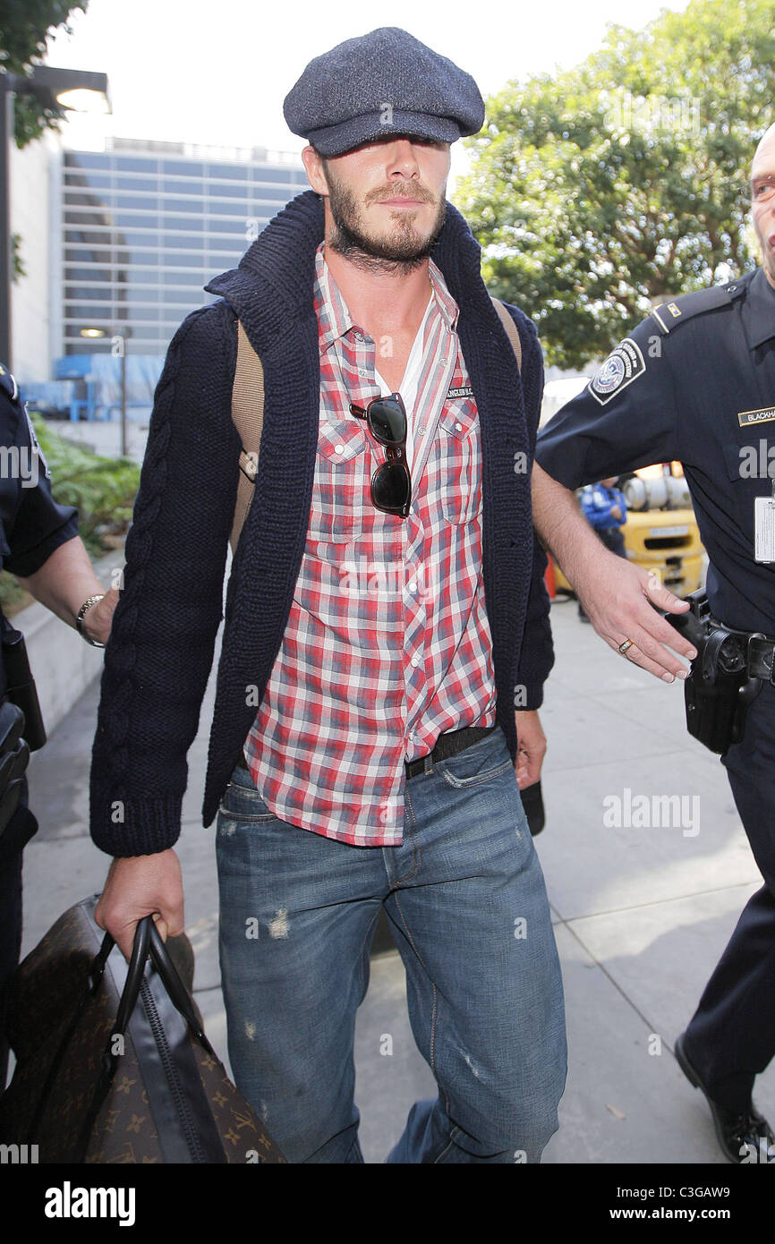 Justin Timberlake carrying his matching Louis Vuitton luggage as he arrives  at Tom Bradley International Terminal at LAX Stock Photo - Alamy