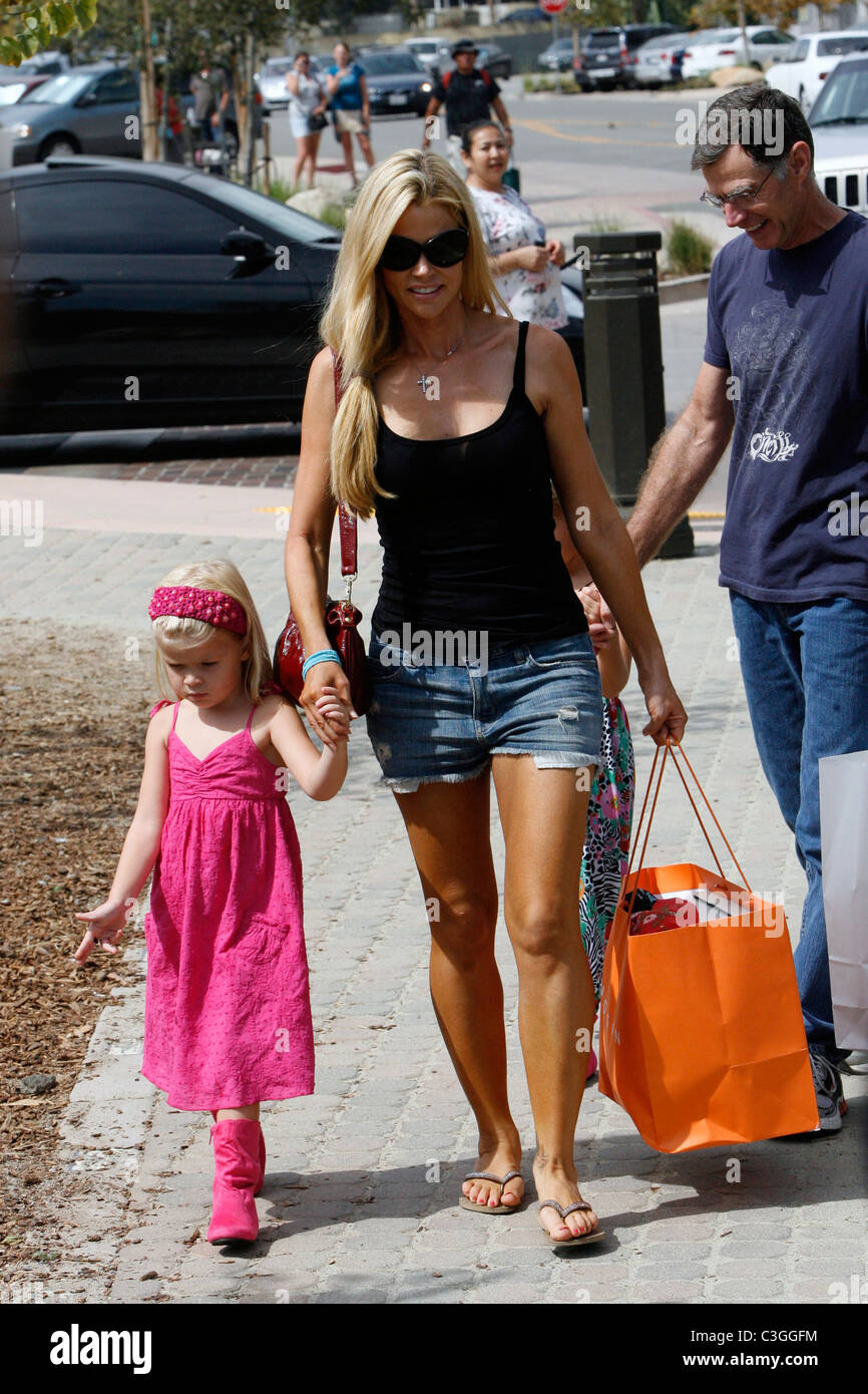 Denise Richards shops with her father Irv Richards and her daughters