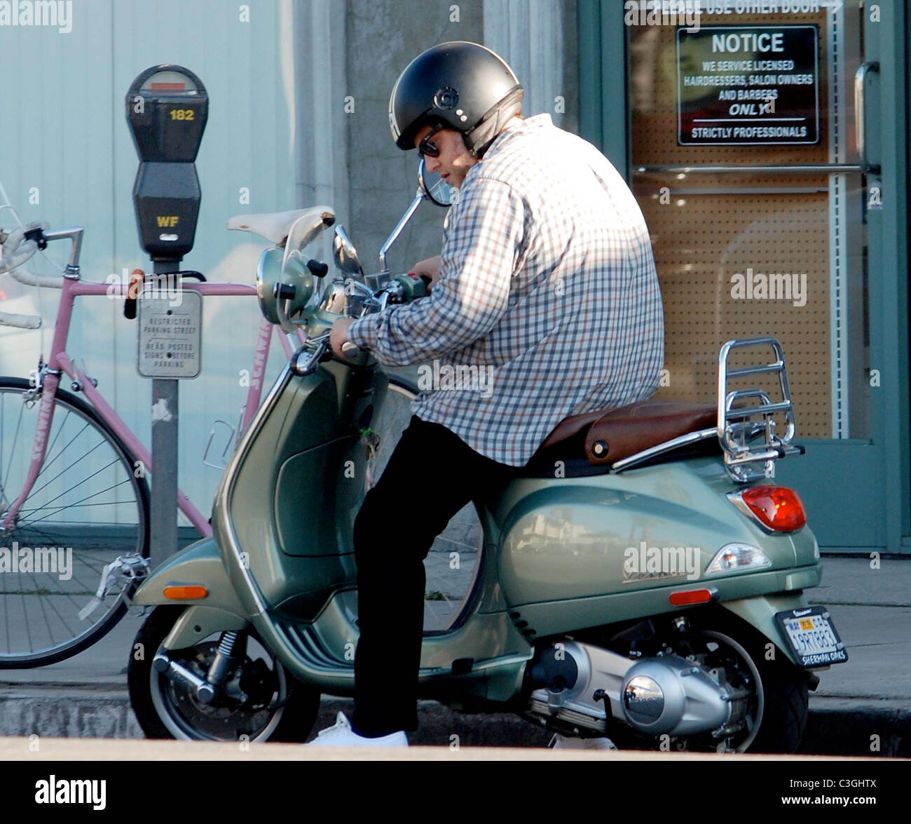Jonah Hill meets friends at Joan's on Third in West Hollywood after ...