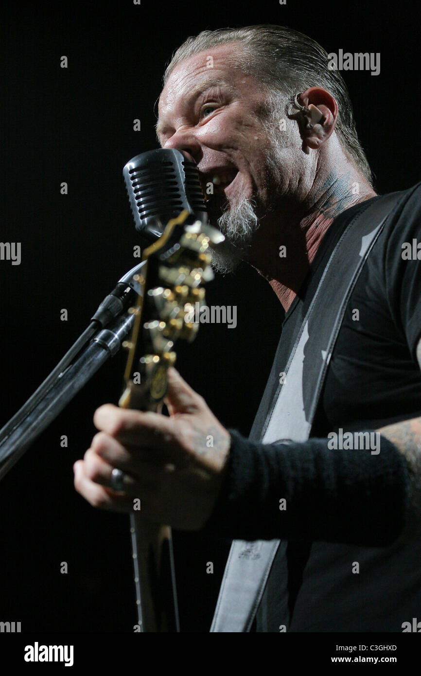 James Hetfield Metallica performing at the Bank Atlantic Center Sunrise, Florida - 01.10.09 : Stock Photo