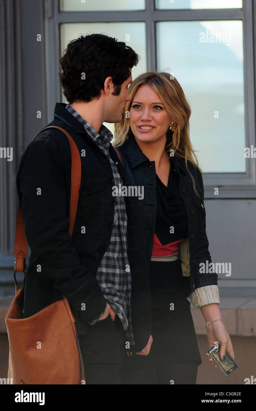 Penn Badgley And Hilary Duff On The Set Of Gossip Girl Filming In Manhattan New York City Usa 