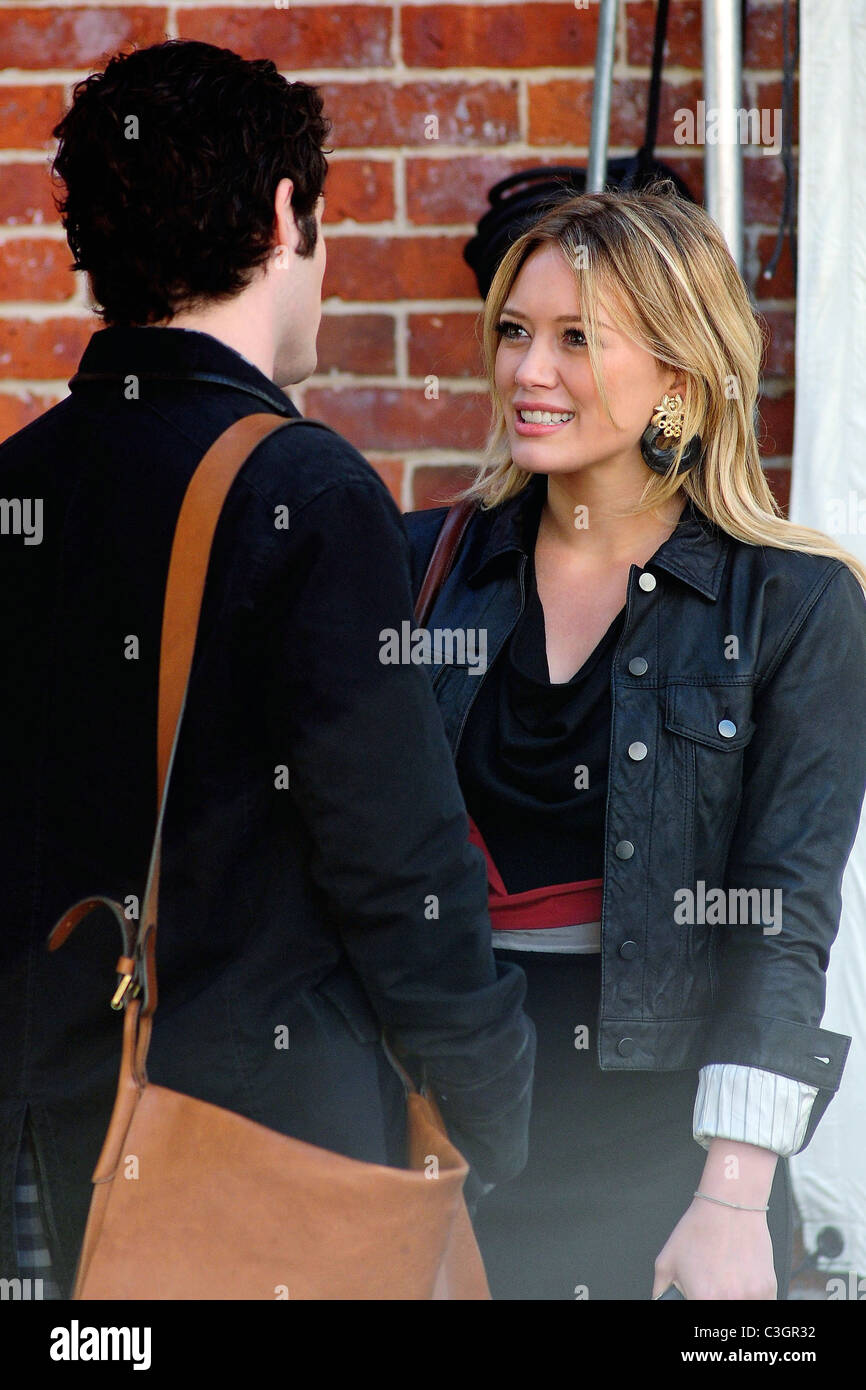 Penn Badgley And Hilary Duff On The Set Of Gossip Girl Filming In Manhattan New York City Usa 06 10 09 Stock Photo Alamy
