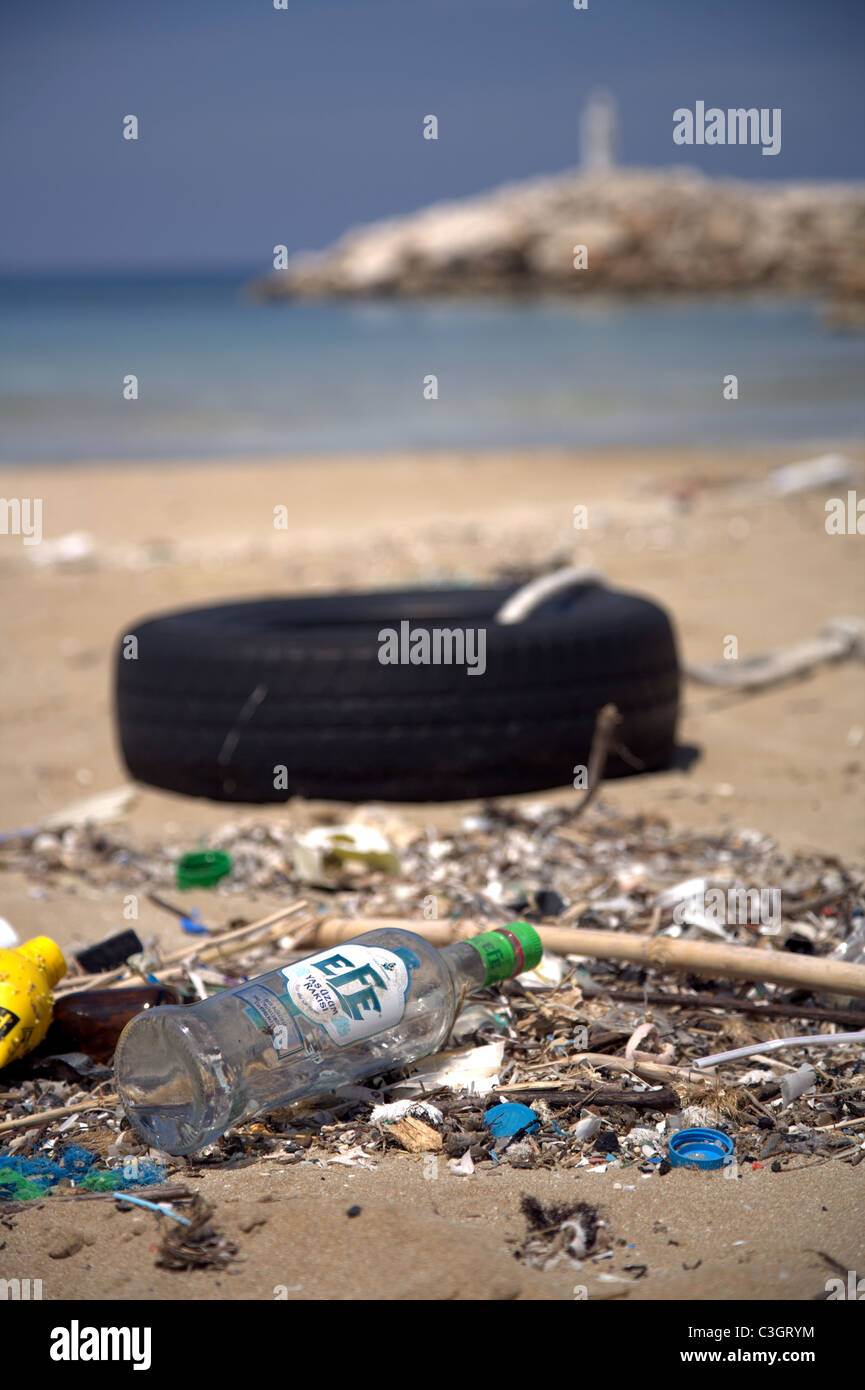 rubbish washed up onto the beach Stock Photo - Alamy