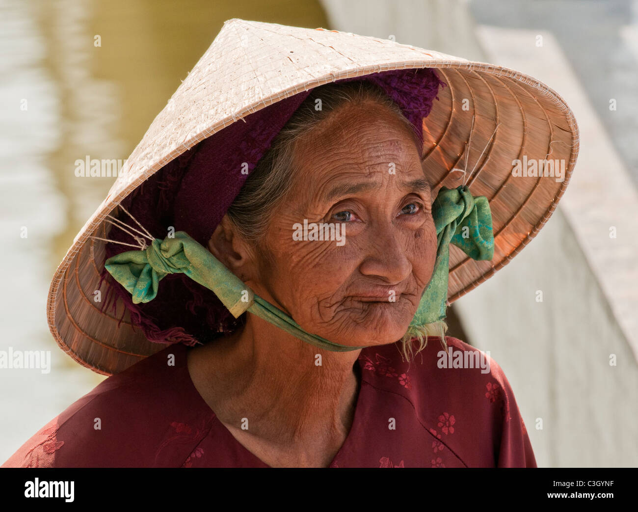 Elderly Vietnamese lady in conical 'non' hat, Hoi An, Viet Nam Stock Photo