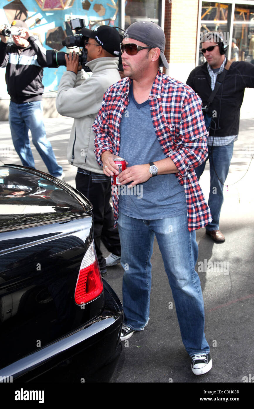 Jon Gosselin leaves his New York City apartment with a birthday cake