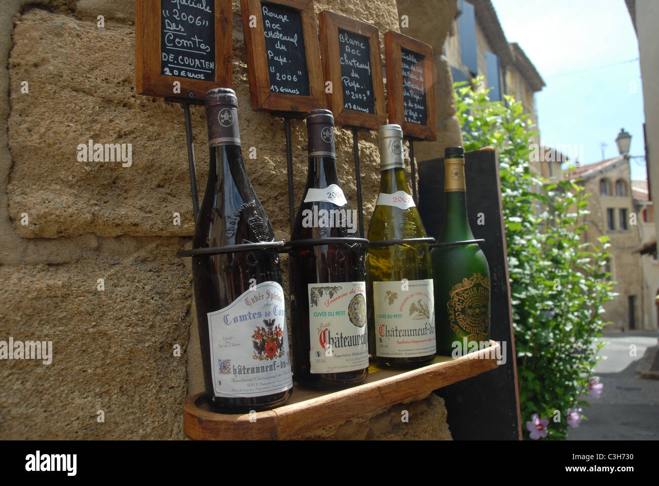 Wine stall in the old town of Châteauneuf-du-Pape in Vaucluse near Avignon. Stock Photo