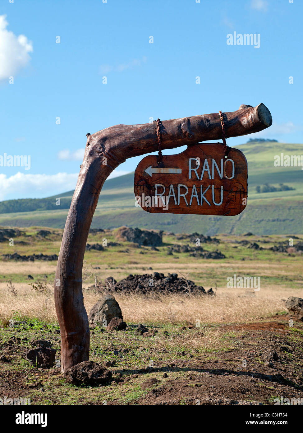 Sign to Rano Raraku, where there are many Moais abandoned on a hill ...