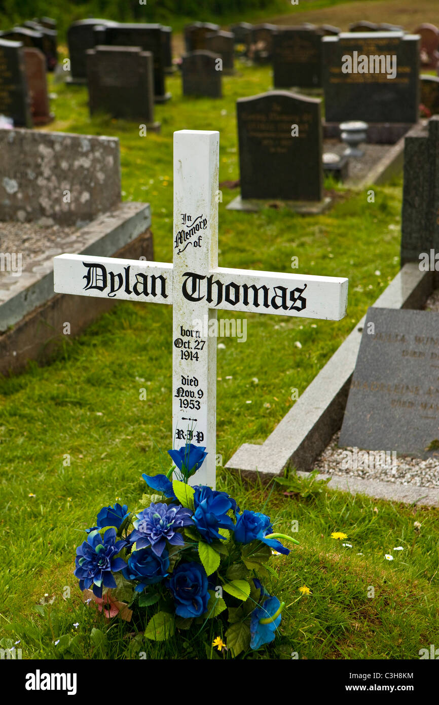 Dylan Thomas grave, Laugharne, Carmarthenshire South West Wales UK Stock Photo