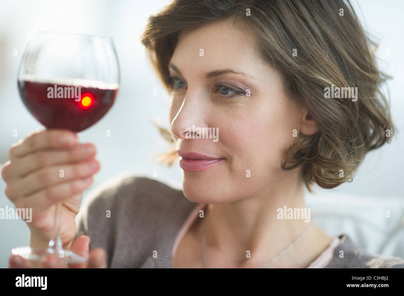 Вина перед мамой. Женщины в возрасте пьют вино. Женщина в возрасте попивает вино. Люди пьют вино. Красивая 40 летняя женщина пьет вино.