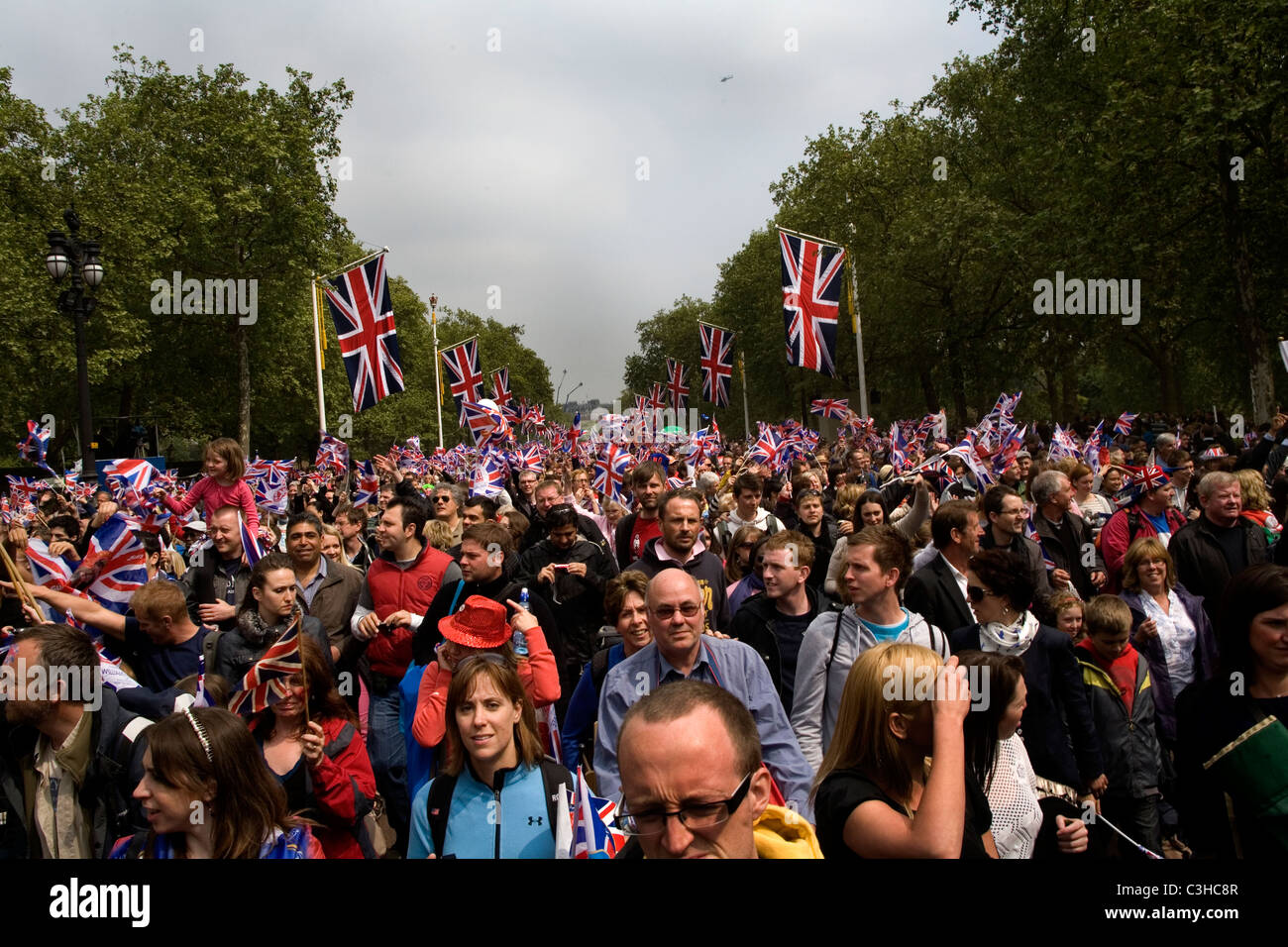 Thousand of curios in the Mall the day of the Royal wedding of HRH Prince William and Kate Middleton, London, Britain, UK Stock Photo