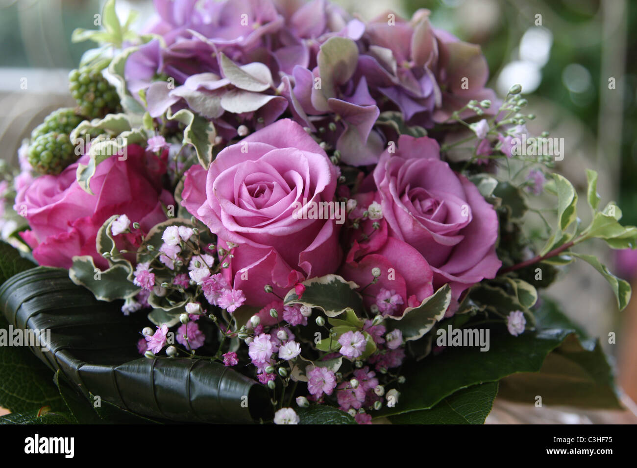 Blumenarrangement, Blumenstrauss, pinkfarbene Rosen, Bouquet with pink roses Stock Photo