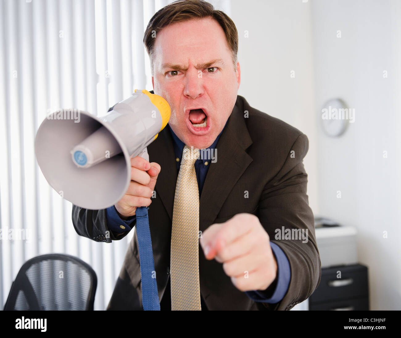 Злой человек. Мужчина кричит. Недовольный мужчина. Недовольный начальник. Злой человек.