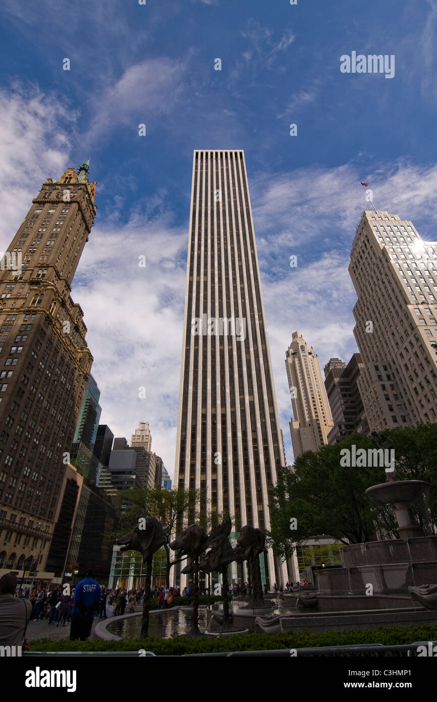 The General Motors Building at 59th Street and Fifth Avenue in Midtown Manhattan, New York City seen from the Pulitzer Fountain. Stock Photo