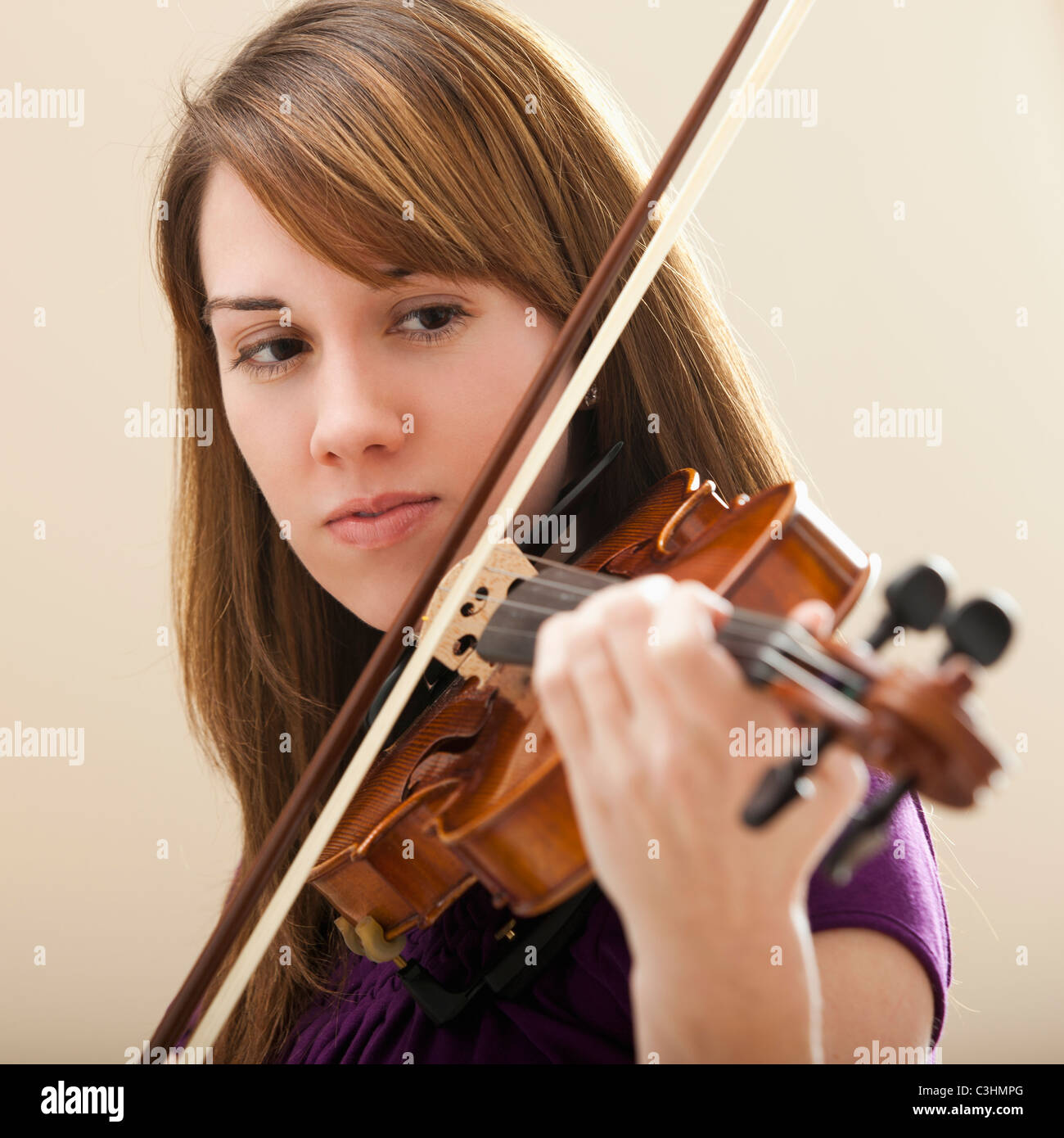 Young woman playing violin Stock Photo - Alamy