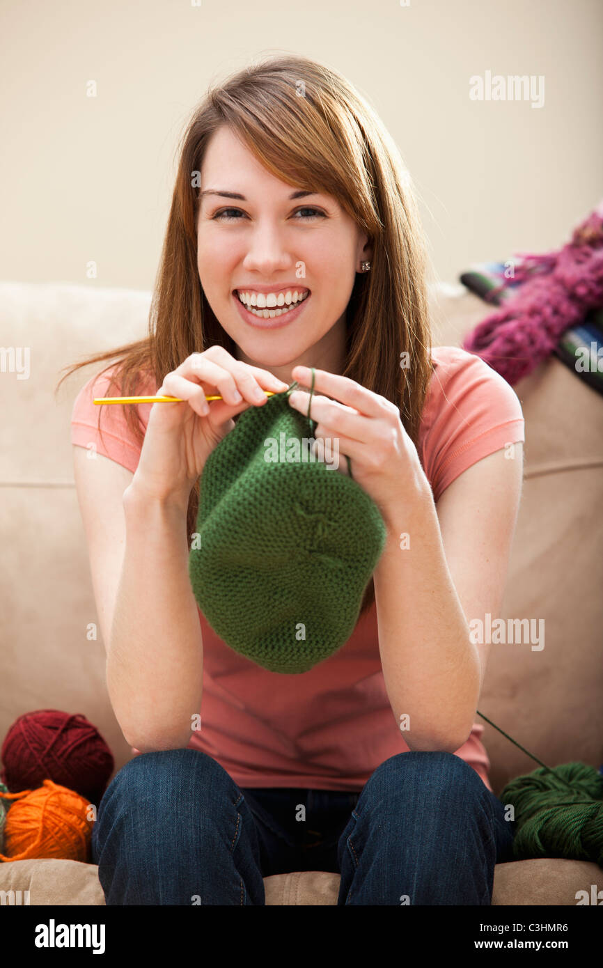 Young woman knitting woolly hat Stock Photo - Alamy