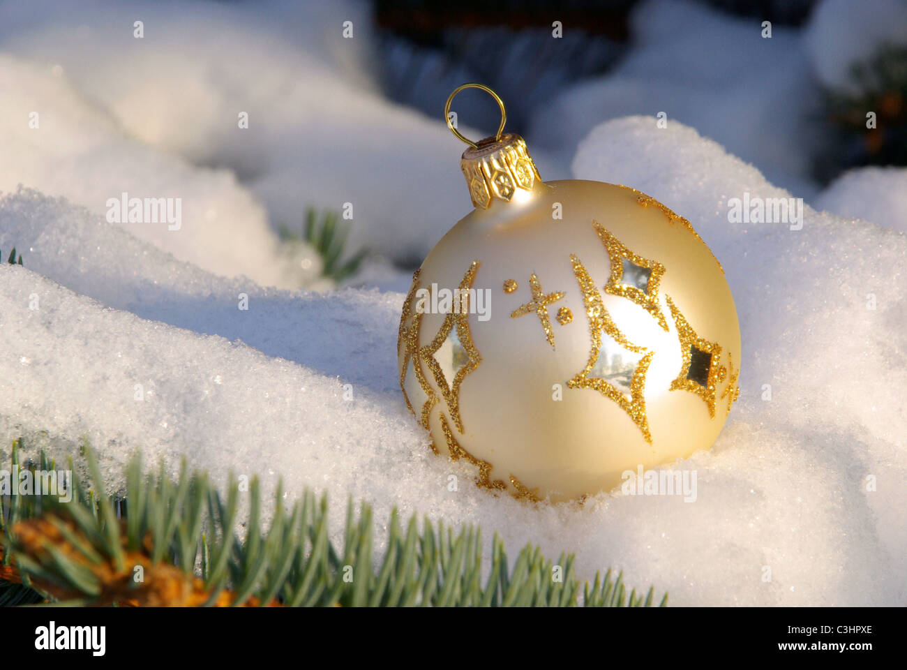Weihnachtskugel im Schnee - christmas ball in snow 01 Stock Photo