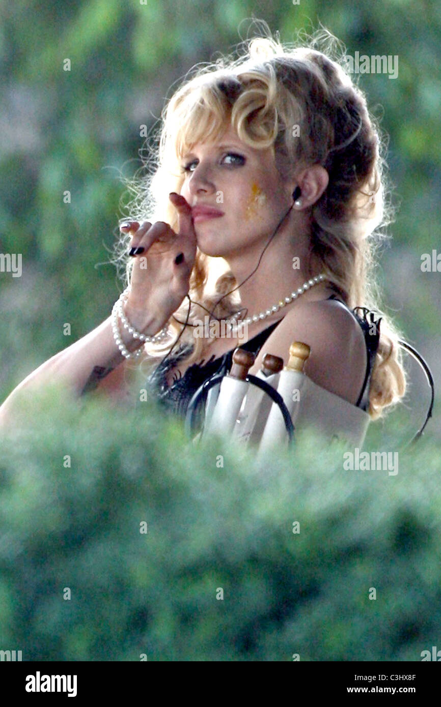 Lucy Punch looking messy while on the set of her new film 'Dinner for