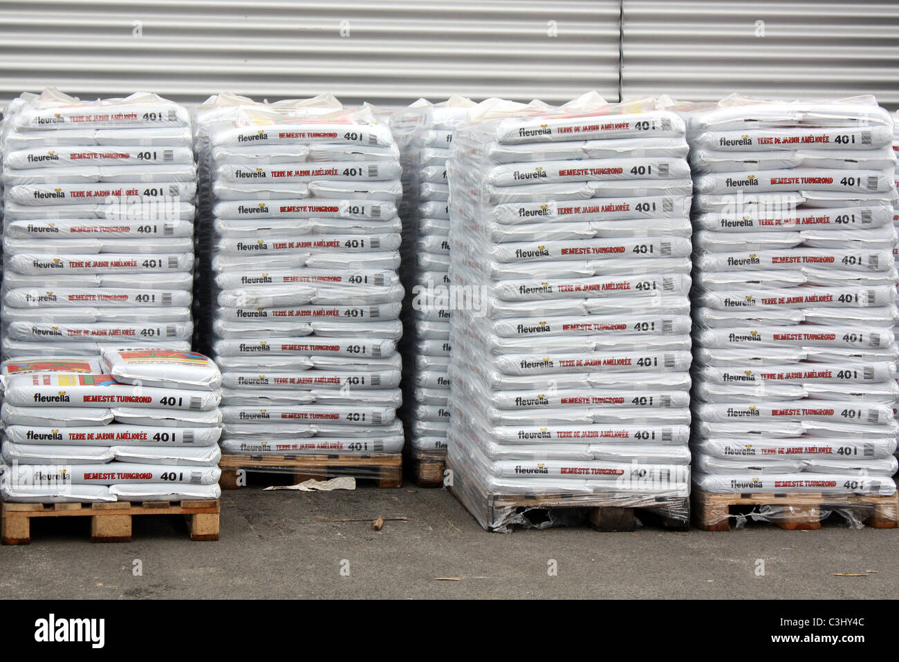 Pallets with bags of garden soil Stock Photo Alamy