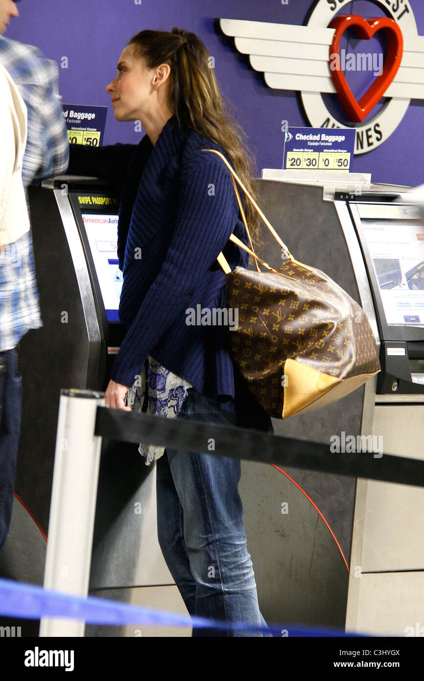 Jennifer Love Hewitt at the Bob Hope Airport in Burbank November 6