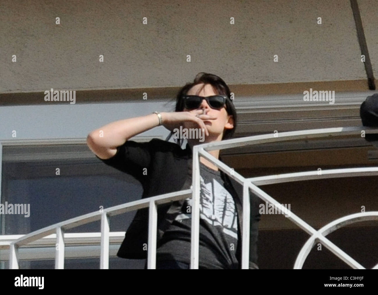 Paparazzi kristen stewart 061109 hi-res stock photography and images - Alamy