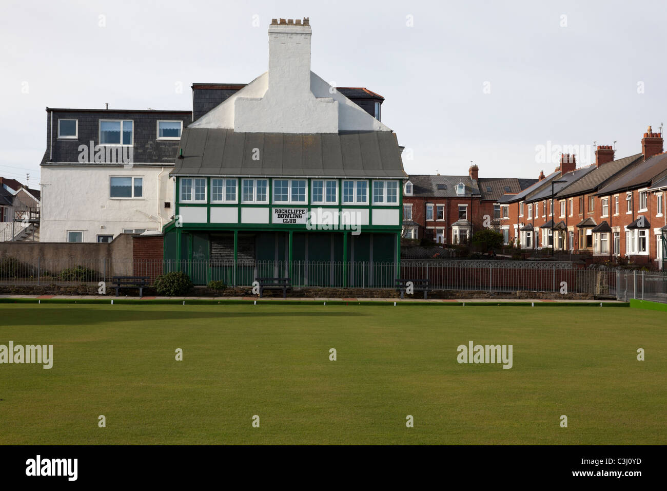 Rockcliffe Bowling Clubhouse and Green and seafront shelter, Whitley Bay, North Tyneside Stock Photo