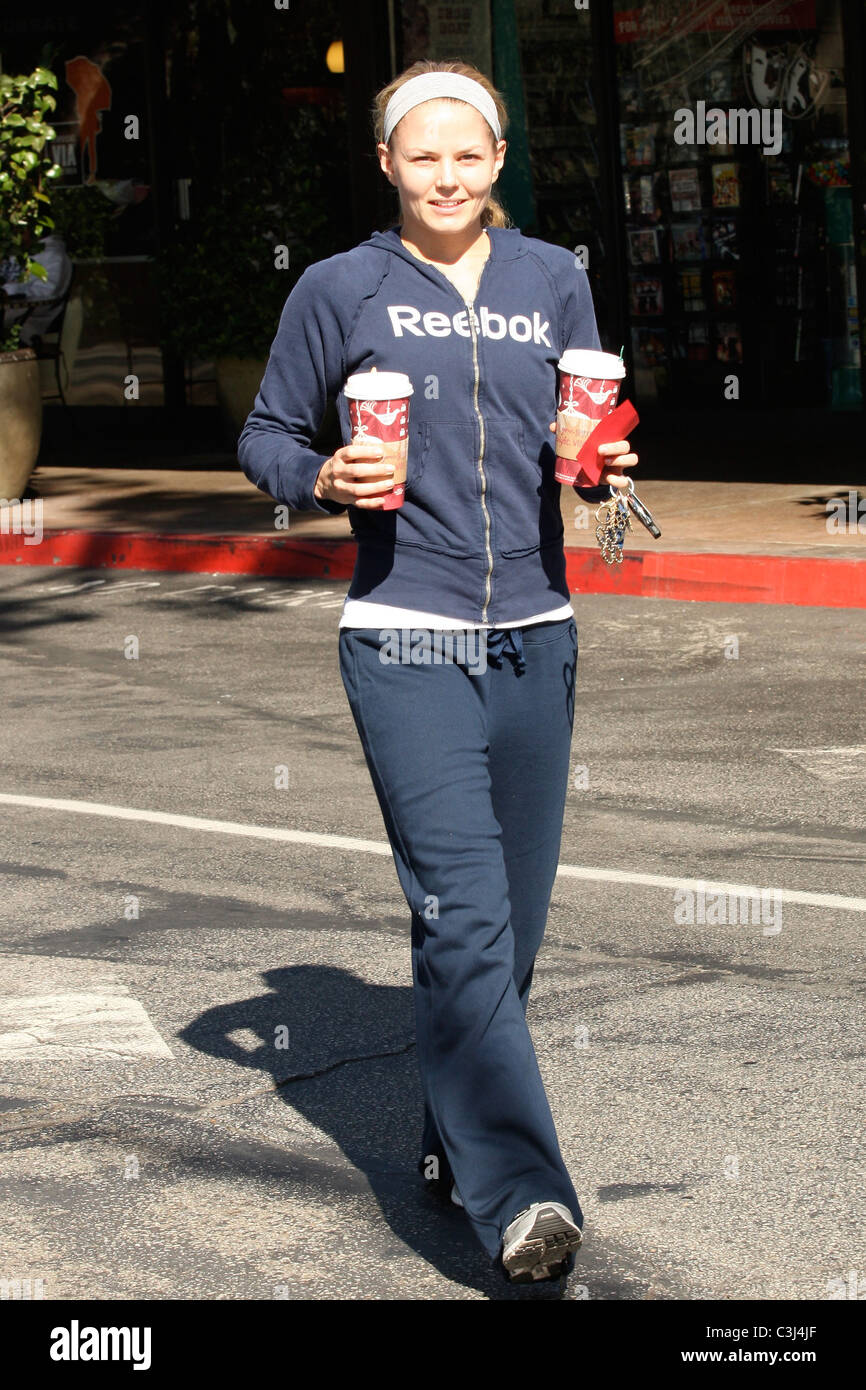 House' star Jennifer Morrison, wearing no makeup, picks up coffee from  Starbucks after going to the gym Los Angeles, California Stock Photo - Alamy