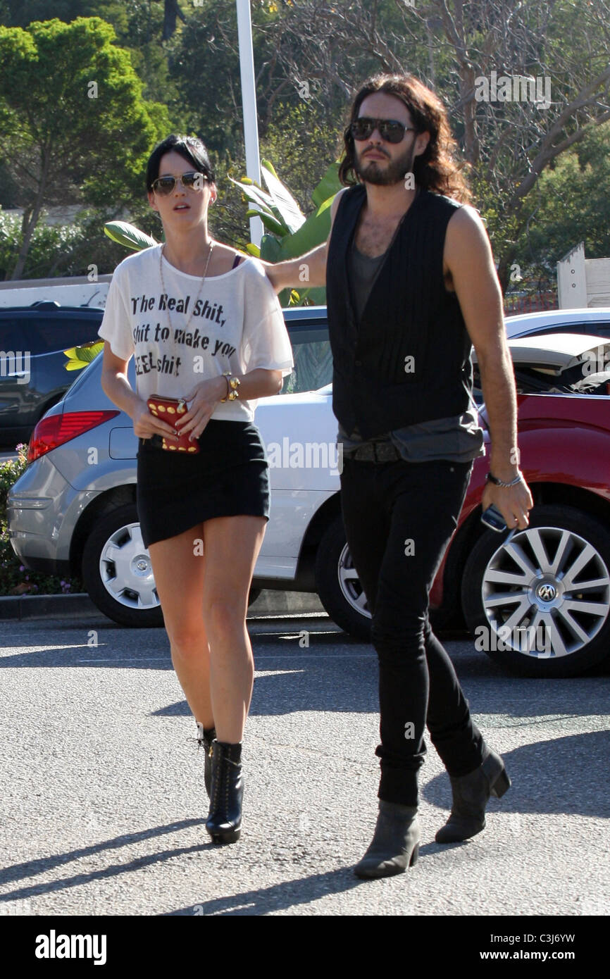 Russell Brand And Katy Perry Walk Arm In Arm While Out Getting Coffee Stock Photo Alamy Russell Brand And Katy Perry Walk Arm In Arm While Out Getting Coffee Stock Photo Alamy