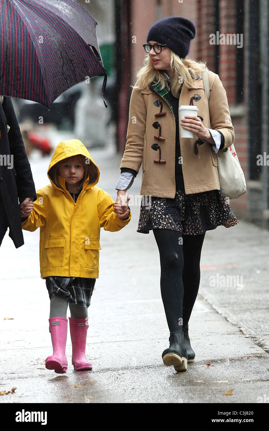 Michelle Williams And Daughter Matilda Ledger Brave The Morning Rain To Pickup Coffee New York