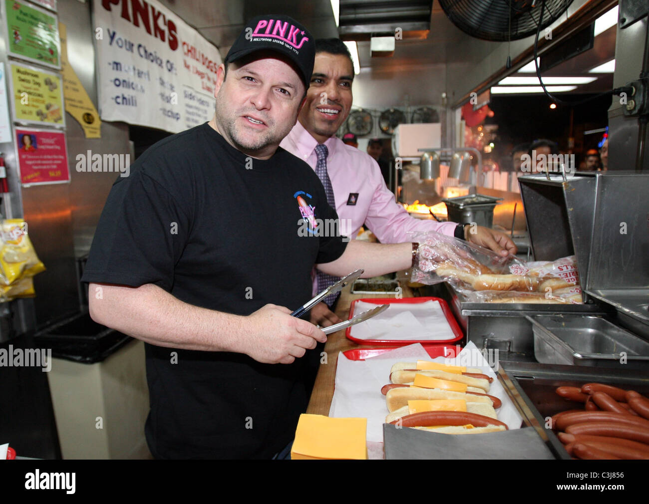 Jason Alexander serves hot dogs at Pink's Hot Dogs Los Angeles, California - 11.11.09 Stock Photo