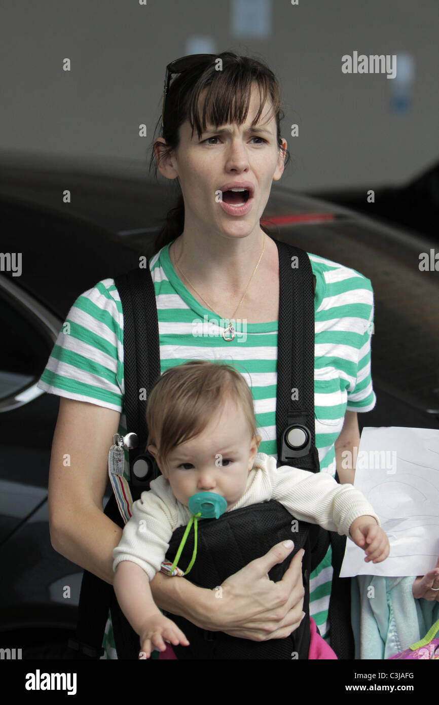 Jennifer Garner Arrives to pick up her daughter from nursery school